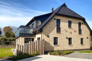 een stenen huis met een hek ervoor bij Haus Seekristall Bernstein - Haus Seekristall in Zingst