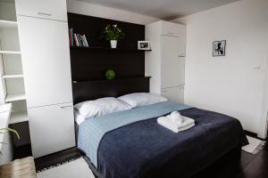 sypialnia z łóżkiem z białym ręcznikiem w obiekcie AH Kuzmányho w Koszycach