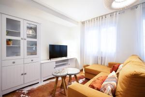TV a/nebo společenská místnost v ubytování Primera línea de playa con plaza de garaje y WIFI