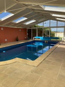 einen Pool in einem Haus mit offener Decke in der Unterkunft La Rosée Dar - Villa avec piscine in Martin-Église