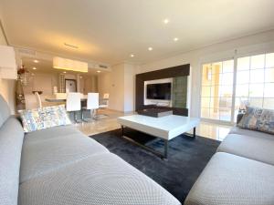 Televiisor ja/või meelelahutuskeskus majutusasutuses LA CALETA - Cabo Roig - Apartamentos de Lujo