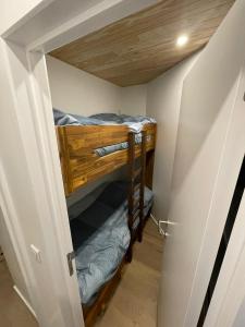 a small room with a bunk bed in it at Appartement Les Orres au pied des pistes ! in Les Orres