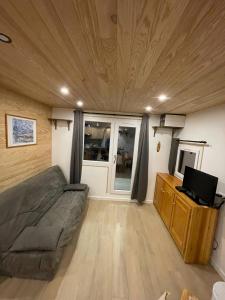 1 dormitorio con 1 cama y TV de pantalla plana en Appartement Les Orres au pied des pistes ! en Les Orres