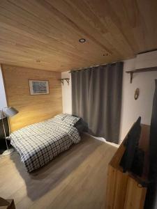 - une chambre avec un lit dans l'angle dans l'établissement Appartement Les Orres au pied des pistes !, aux Orres