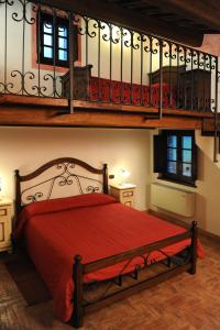 スペッロにあるTerre Del Cantico Country Houseのベッドルーム1室(ベッド1台、バルコニー付)の写真2枚