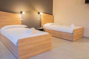 um quarto com duas camas com lençóis brancos em Terranova49 em Novara