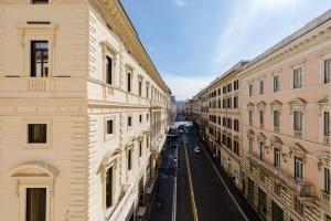 vistas a una calle de la ciudad entre 2 edificios en Antica Residenza Del Corso, en Roma