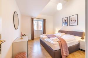 1 dormitorio con 1 cama grande en una habitación en Petrin Tower Residence en Praga