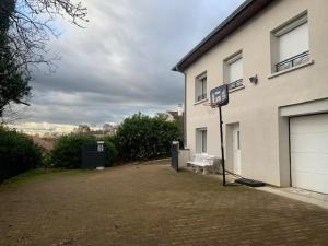 a basketball hoop in front of a house at chambre indépendante chez particuliers avec salle de bain privative in Anse