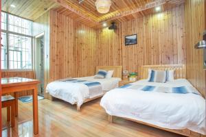 Postel nebo postele na pokoji v ubytování Nanjing Tulou Xinyuan HomeStay