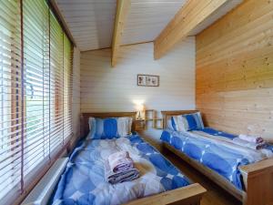 a room with two beds in a log cabin at Chloe in Edrom