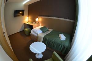Posteľ alebo postele v izbe v ubytovaní Hotel Stardust + 37 fotografií
