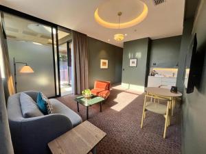 Posezení v ubytování Home Suite Hotels Rosebank