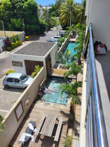 an overhead view of a swimming pool from a building at WESTWOOD - DELUXE 03 BEDROOM APPARTMENT - POOL, near BEACH in Flic-en-Flac