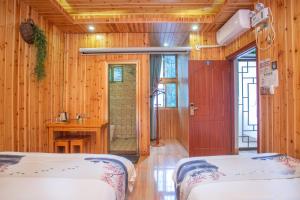 Postel nebo postele na pokoji v ubytování Nanjing Tulou Xinyuan HomeStay