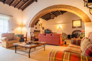 a living room with two couches and a table at Monte das Lages in Redondo