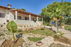 een huis met een tuin ervoor bij Casa Joanna by Mallorca House Rent in Portocolom