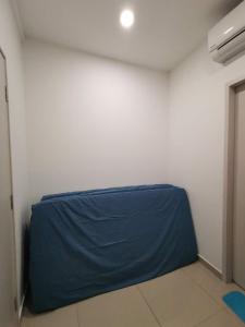 une chambre avec une feuille bleue sur le mur dans l'établissement LAVENDER Suite @ I-City, à Shah Alam