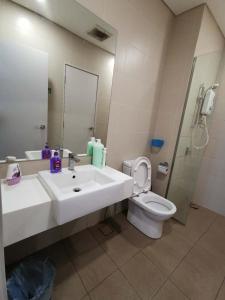 La salle de bains est pourvue d'un lavabo, de toilettes et d'un miroir. dans l'établissement LAVENDER Suite @ I-City, à Shah Alam