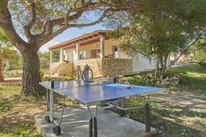 een tafeltennistafel voor een huis bij Casa Joanna by Mallorca House Rent in Portocolom