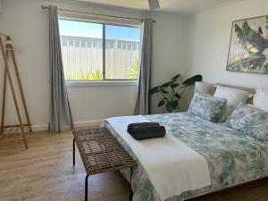 una camera con un letto e una grande finestra di Ocean View Retreat a Kalbarri