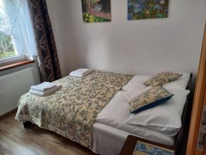 Posteľ alebo postele v izbe v ubytovaní APARTHOTEL Apartamenty KORONA noclegi przy Termach Cieplickich 10proc rabatu do TERM Jelenia Góra Cieplice
