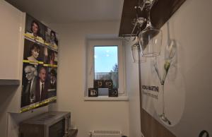 una camera con finestra e televisore in una stanza di 5 Apartshotel Faleza Galati a Galaţi