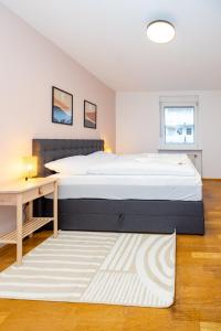 una cama en una habitación con un escritorio y una cama sidx sidx sidx en Ferienwohnung in ruhiger Stadtlage, en Würzburg