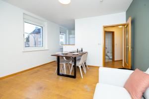 Una cocina y un comedor con mesa y sillas. en Ferienwohnung in ruhiger Stadtlage, en Würzburg