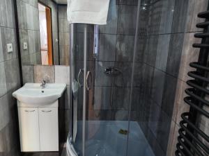 Kúpeľňa v ubytovaní APARTHOTEL Apartamenty KORONA noclegi przy Termach Cieplickich 10proc rabatu do TERM Jelenia Góra Cieplice