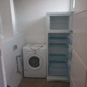 een wasruimte met een wasmachine en een wasmachine bij appartement 3 pièces in Saint-Jean-de-Luz
