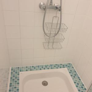 eine Badewanne im Bad mit Dusche in der Unterkunft appartement 3 pièces in Saint-Jean-de-Luz