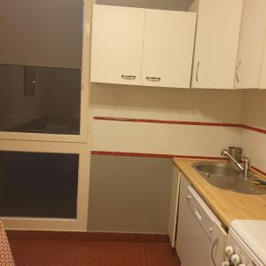 kuchnia z białymi szafkami i zlewem w obiekcie appartement 3 pièces w mieście Saint-Jean-de-Luz +6 zdjęć