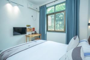 TV a/nebo společenská místnost v ubytování Nanjing Tulou Xinyuan HomeStay