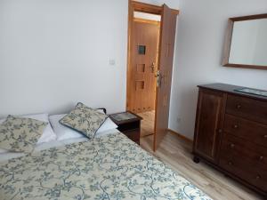 Posteľ alebo postele v izbe v ubytovaní APARTHOTEL Apartamenty KORONA noclegi przy Termach Cieplickich 10proc rabatu do TERM Jelenia Góra Cieplice