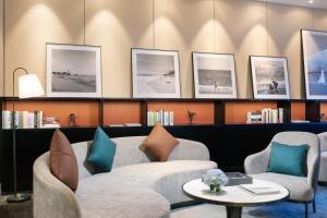 a waiting room with two couches and a table at Xin'an Yihao Hotel - Near Xiamen Railway Station, near Vientiane City, minibar is free in Xiamen