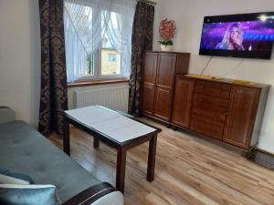 Televízia a/alebo spoločenská miestnosť v ubytovaní APARTHOTEL Apartamenty KORONA noclegi przy Termach Cieplickich 10proc rabatu do TERM Jelenia Góra Cieplice