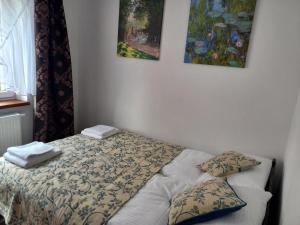 Posteľ alebo postele v izbe v ubytovaní APARTHOTEL Apartamenty KORONA noclegi przy Termach Cieplickich 10proc rabatu do TERM Jelenia Góra Cieplice