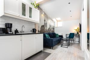 kuchnia i salon z kanapą w obiekcie Ariańska apartment - Cracow, city centre w Krakowie +9 zdjęć