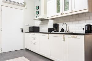 Kuchnia lub aneks kuchenny w obiekcie Ariańska apartment - Cracow, city centre