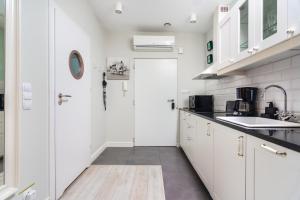 Kuchnia lub aneks kuchenny w obiekcie Ariańska apartment - Cracow, city centre