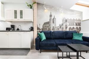 salon z niebieską kanapą w kuchni w obiekcie Ariańska apartment - Cracow, city centre w Krakowie
