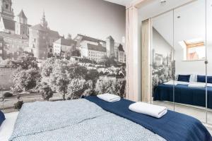 sypialnia z muralem miasta w obiekcie Ariańska apartment - Cracow, city centre w Krakowie