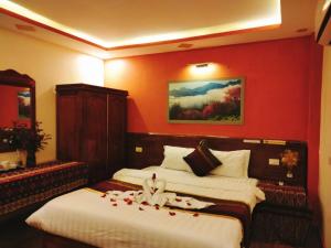 a hotel room with two beds with roses on them at Sapa Alley Homestay in Sa Pa