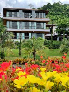 The Height Khaoyai Resort في Ban Huai Sok Noi: مبنى أمامه باقة ورد