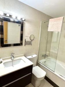 Kúpeľňa v ubytovaní LOVELY APARTMENT DENIA, piscina, jacuzzi, pádel, parking