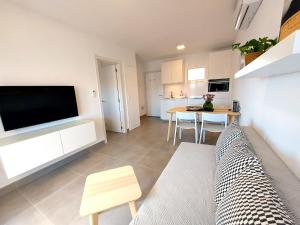 TV a/nebo společenská místnost v ubytování Suite Mirapuerto - Luxury apartment with sea view