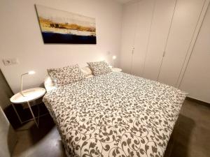 Suite Mirapuerto - Luxury apartment with sea view tesisinde bir odada yatak veya yataklar