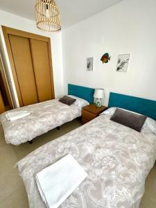 Posteľ alebo postele v izbe v ubytovaní LOVELY APARTMENT DENIA, piscina, jacuzzi, pádel, parking