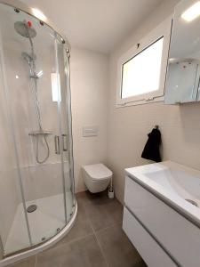 Suite Mirapuerto - Luxury apartment with sea view tesisinde bir banyo